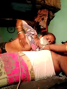 Snapshot of CUTE-004 chatting on October 5, 2025, 3:43 pm CUTE-004 online show from October 5, 2025, 3:43 pm