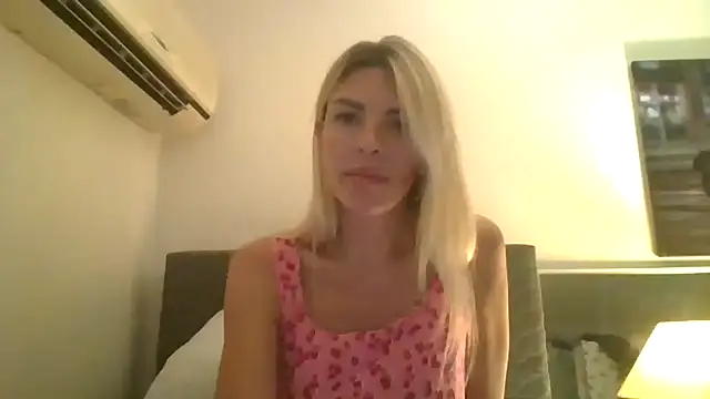 Liliwii1 online show from October 30, 2025, 8:31 pm