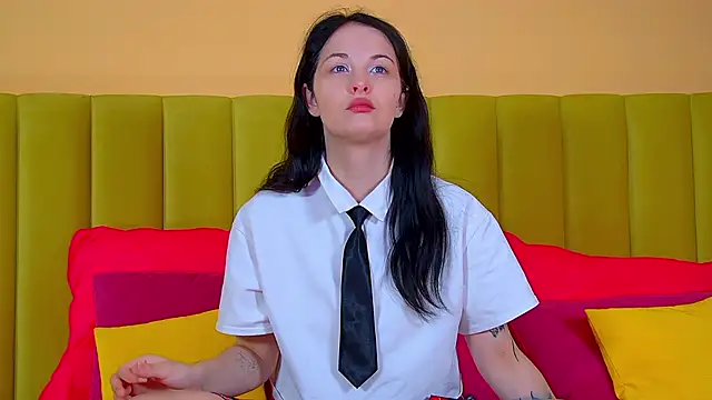 MollyMillsen online show from November 5, 2025, 6:30 pm