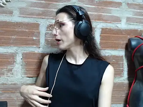 Snapshot of Moira-Hot chatting on June 20, 2026, 4:37 am Moira-Hot online show from June 20, 2026, 4:37 am