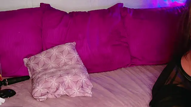 Snapshot of Laureana chatting on May 24, 2026, 8:58 pm Laureana online show from May 24, 2026, 8:58 pm