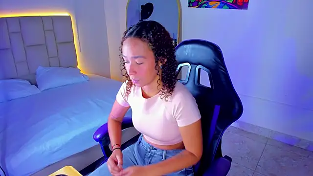 JennyLawrence online show from November 6, 2025, 7:37 pm