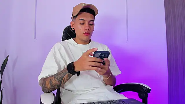 Nickyblazze  online show from September 11, 2025, 1:33 pm