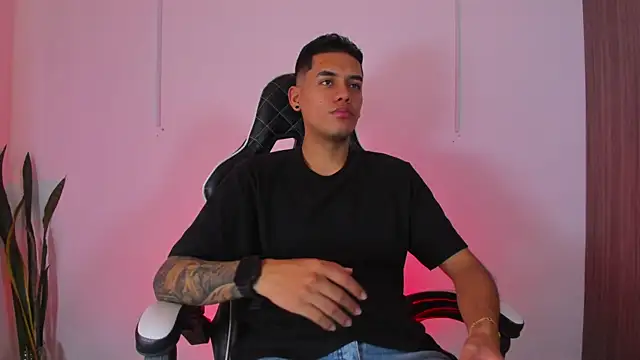 Nickyblazze  online show from September 30, 2025, 8:03 pm