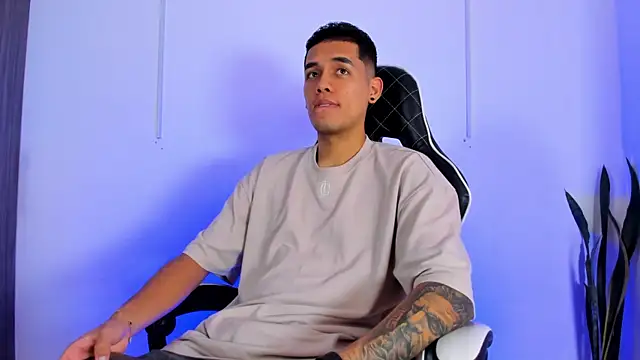 Nickyblazze  online show from October 2, 2025, 12:12 pm