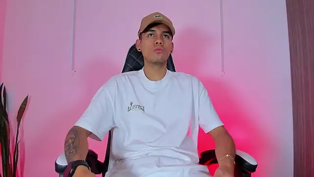 Nickyblazze  online show from October 11, 2025, 12:04 pm