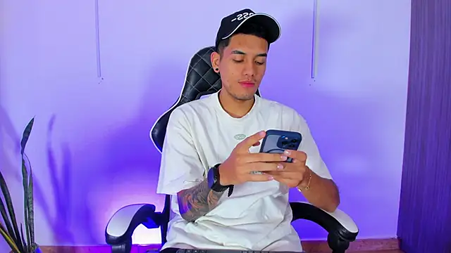 Nickyblazze  online show from October 13, 2025, 12:05 pm