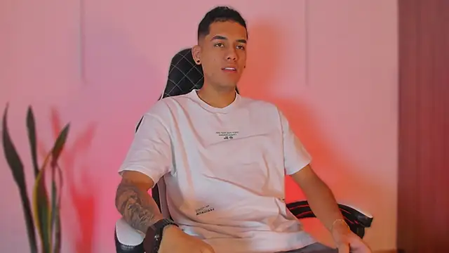 Nickyblazze  online show from October 17, 2025, 1:25 pm