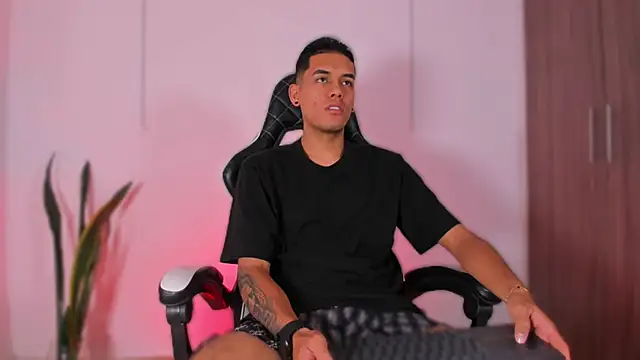 Nickyblazze  online show from October 27, 2025, 2:32 pm