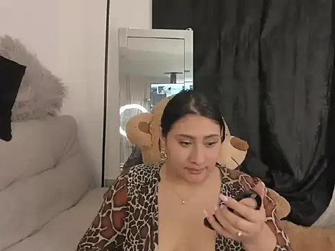 Snapshot of Elyross1_ chatting on October 22, 2025, 11:37 pm Elyross1 online show from October 22, 2025, 11:37 pm