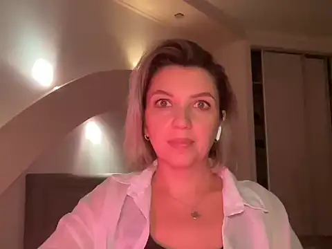 Snapshot of Fravelle chatting on November 1, 2025, 5:37 pm Fravelle online show from November 1, 2025, 5:37 pm