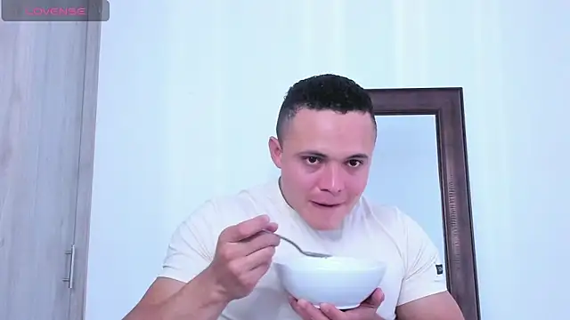 KingLevi01 online show from October 2, 2025, 9:11 pm