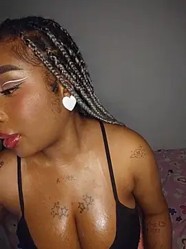 Snapshot of Queen_Amara chatting on July 1, 2026, 3:52 am Queen Amara online show from July 1, 2026, 3:52 am