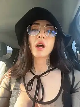 nikkaanderic online show from March 24, 2026, 3:17 pm