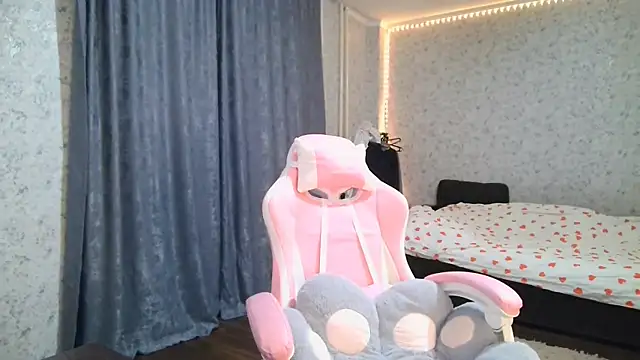 KeicyKlark online show from November 5, 2025, 6:08 pm