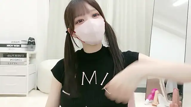 roachan  online show from August 5, 2026, 1:36 pm