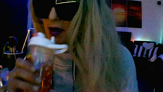 hellgirl1980 online show from November 4, 2025, 9:47 pm