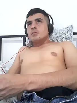 Andr3s69xxx online show from April 29, 2026, 1:37 pm