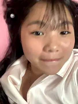 Emlyly-18 online show from September 30, 2025, 5:29 pm