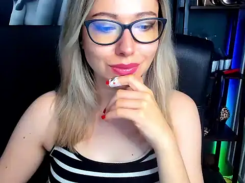 Snapshot of loveHeidi chatting on July 8, 2026, 9:03 am loveHeidi online show from July 8, 2026, 9:03 am