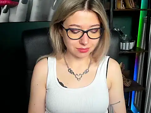 Snapshot of loveHeidi chatting on July 15, 2026, 4:29 am loveHeidi online show from July 15, 2026, 4:29 am