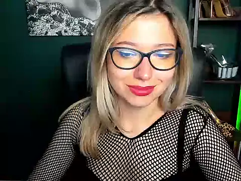Snapshot of loveHeidi chatting on August 3, 2026, 9:04 am loveHeidi online show from August 3, 2026, 9:04 am