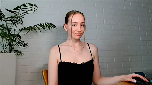 Snapshot of WhitePrincessLuna chatting on June 18, 2026, 2:32 pm WhitePrincessLuna online show from June 18, 2026, 2:32 pm