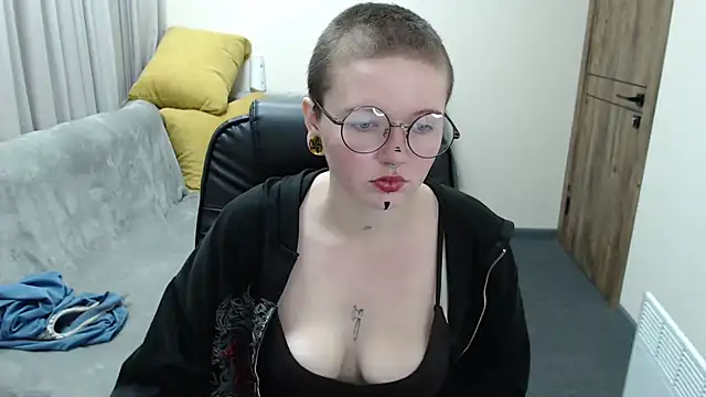 Nika Snow online show from October 13, 2025, 8:03 am