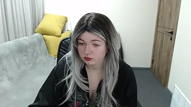 Nika Snow online show from October 18, 2025, 8:04 am