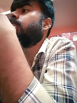 soniriyaa010101 online show from November 3, 2025, 8:43 pm