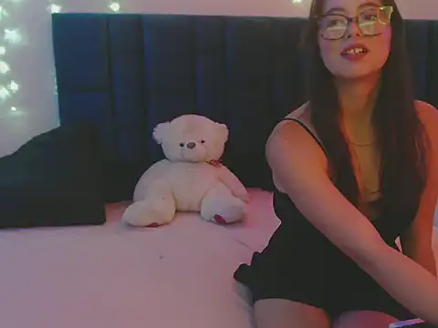 nikolle huyt online show from September 11, 2025, 9:04 pm