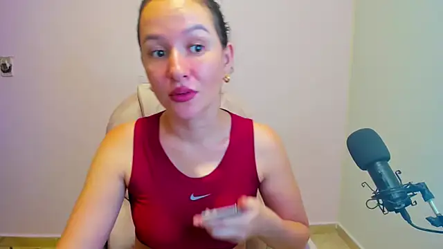 butterflyfree1 online show from October 4, 2025, 4:49 pm