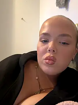 prettycocomae online show from October 14, 2025, 9:15 pm