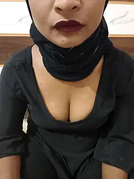 Itz Mayra  online show from October 31, 2025, 8:04 am