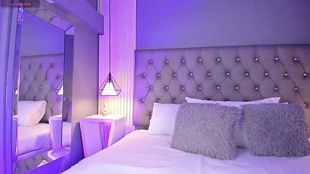 LunaBloomn online show from December 17, 2025, 4:57 pm