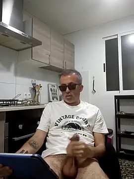 Snapshot of EmilioTaladdro chatting on May 1, 2026, 7:51 pm EmilioTaladdro online show from May 1, 2026, 7:51 pm