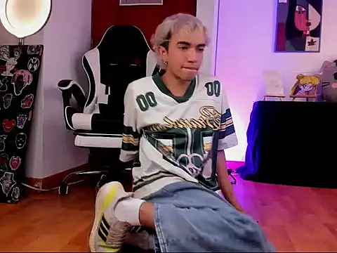 Snapshot of guynextdo0r chatting on October 3, 2025, 5:48 am guynextdo0r online show from October 3, 2025, 5:48 am