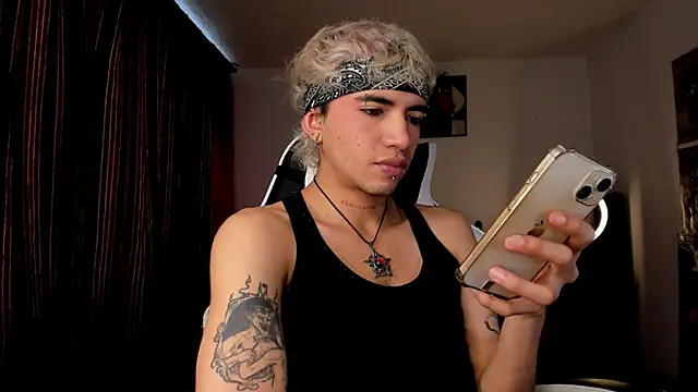 Snapshot of guynextdo0r chatting on October 22, 2025, 8:30 pm guynextdo0r online show from October 22, 2025, 8:30 pm