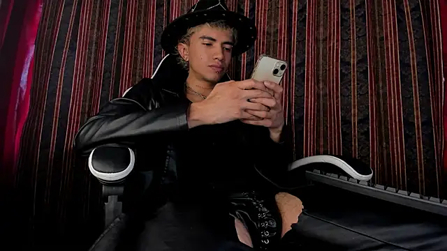 guynextdo0r online show from November 19, 2025, 7:58 pm