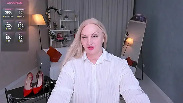 Nina Devillle online show from December 15, 2025, 2:43 pm