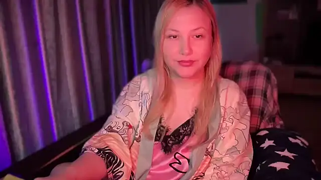 Snapshot of BikiHellena chatting on November 7, 2025, 6:35 am BikiHellena online show from November 7, 2025, 6:35 am