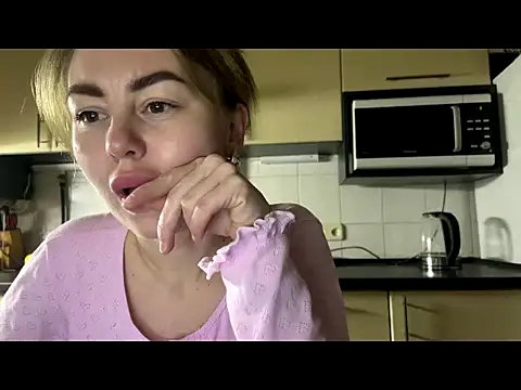 MartaLuna  online show from April 2, 2026, 9:01 pm