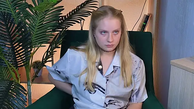 LeighannProo online show from September 15, 2025, 12:49 pm
