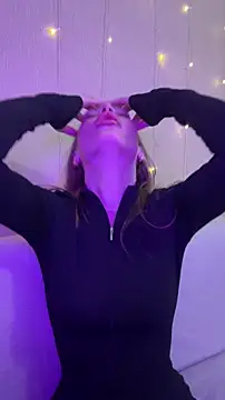 Elizabeth Tay online show from December 16, 2025, 5:51 pm