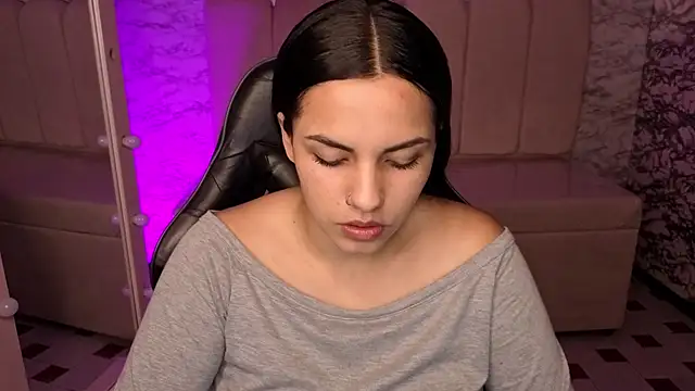 Mialover v online show from October 6, 2025, 8:06 pm