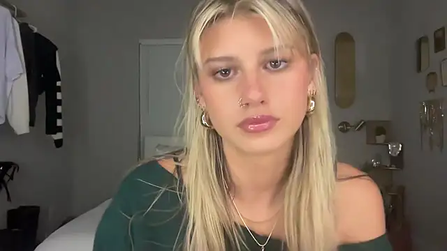 Snapshot of AnnGrayson chatting on October 8, 2025, 1:36 am AnnGrayson online show from October 8, 2025, 1:36 am