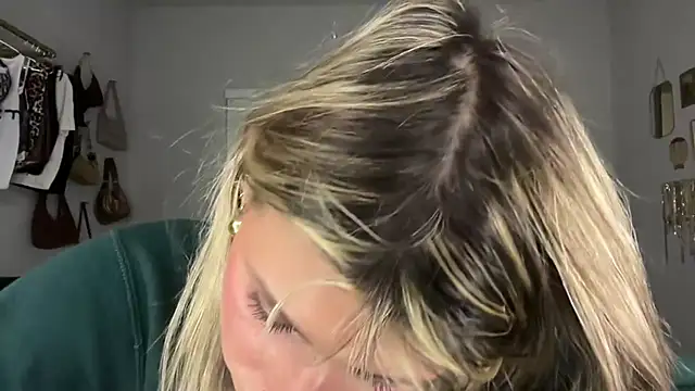 Snapshot of AnnGrayson chatting on October 29, 2025, 12:24 am AnnGrayson online show from October 29, 2025, 12:24 am