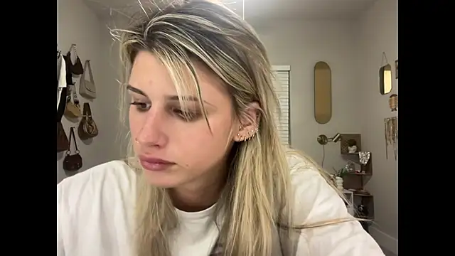 Snapshot of AnnGrayson chatting on November 6, 2025, 2:45 am AnnGrayson online show from November 6, 2025, 2:45 am