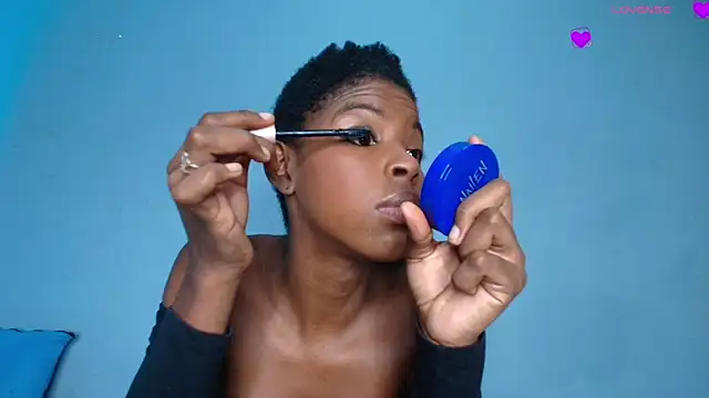 CamilaaSaenz online show from November 11, 2025, 1:11 pm