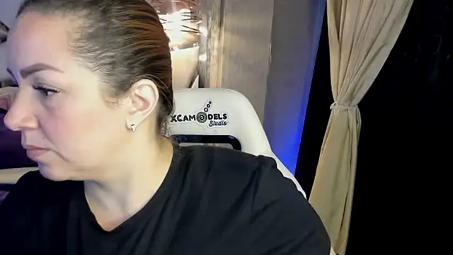 alexiaystive3 online show from October 1, 2025, 4:02 pm